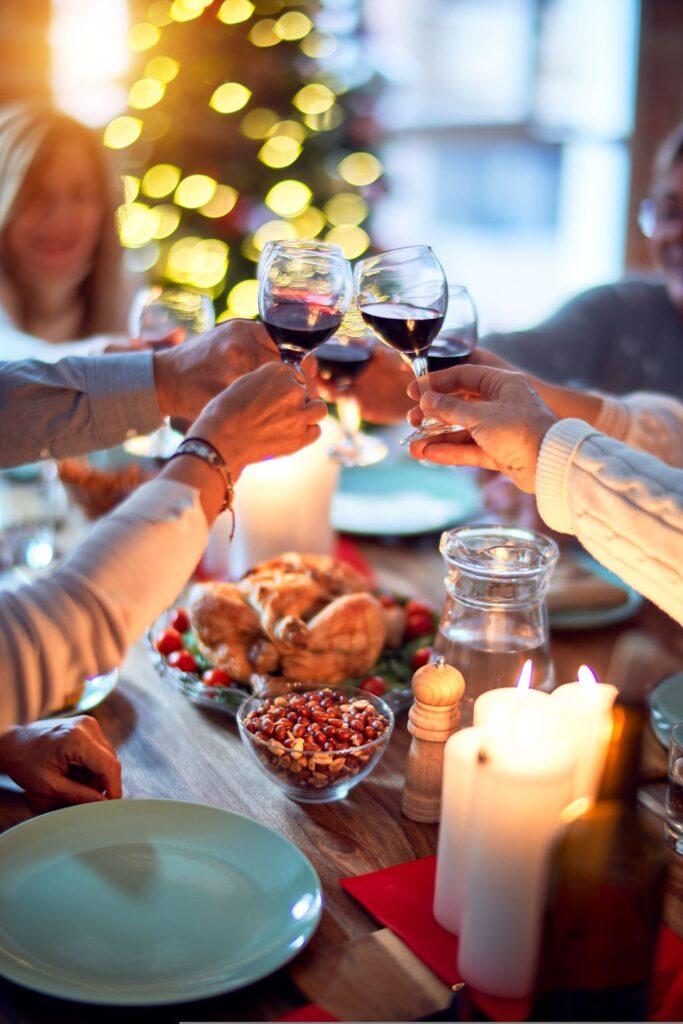 Samen zorgeloos genieten van het kerstdiner tijdens de Kerstreis 2023 in Groenlo